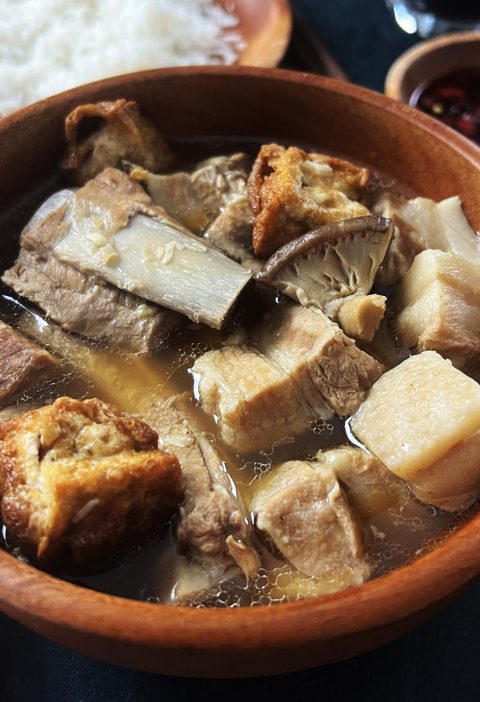 Bak Kut Teh: Sup Iga Babi Beraroma Herbal yang Kaya Tradisi | Tirai Kuliner