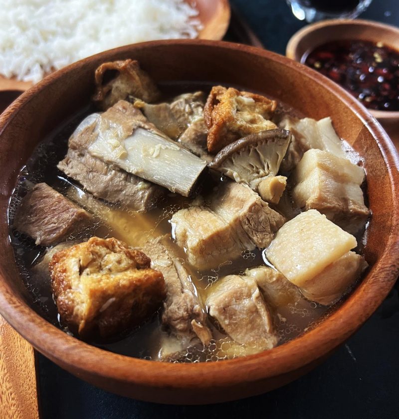 Bak Kut Teh: Sup Iga Babi Beraroma Herbal yang Kaya Tradisi | Tirai Kuliner
