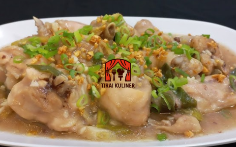 Temukan resep ayam kukus jahe yang sehat, lezat, dan mudah dibuat di rumah. Nikmati manfaat kesehatan dari jahe dan ayam dalam hidangan bergizi ini. Kunjungi Tirai Kuliner untuk lebih banyak resep lezat lainnya!