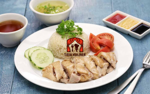 Nikmati kelezatan Nasi Ayam Hainan Singapura dengan resep praktis yang mudah diikuti. Dilengkapi dengan ayam empuk, nasi gurih, sambal pedas, dan kuah kaldu ayam yang nikmat. Coba resep ini di rumah dan jelajahi lebih banyak hidangan lezat di Tirai Kuliner!