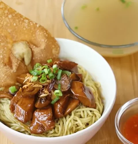 Resep Bakmie Ayam Jamur & Pangsit Goreng yang Lezat dan Mudah Dibuat