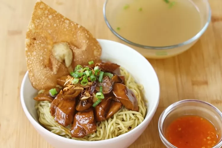Resep Bakmie Ayam Jamur & Pangsit Goreng yang Lezat dan Mudah Dibuat
